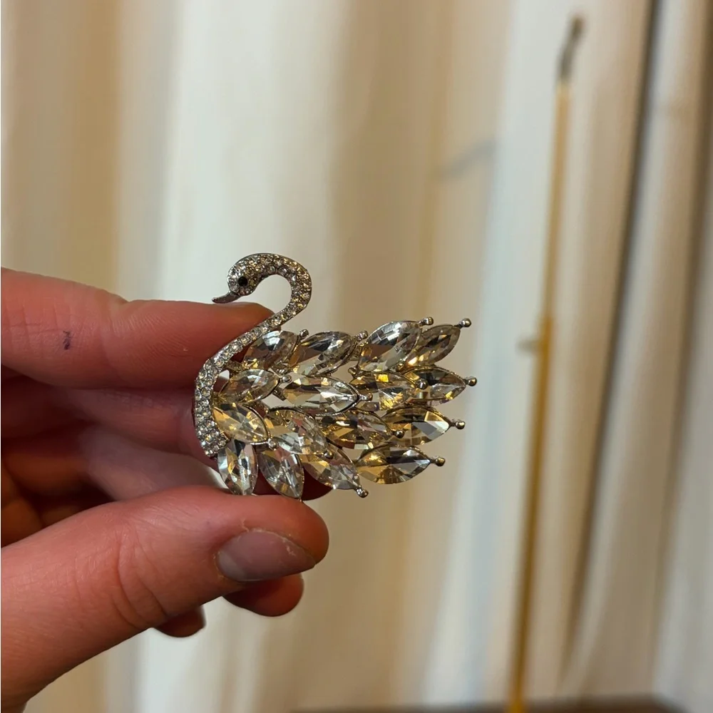 Elegant Crystal Swan Brooch pin - Picture 2 of 5